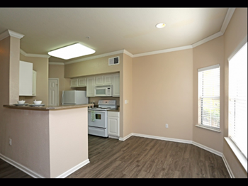 Dining and Kitchen l Oak Brook Apartments in Rancho Cordova CA